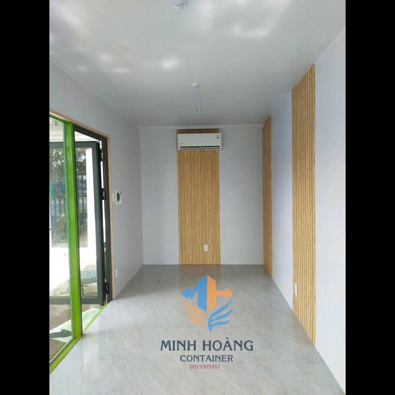 Container Nhà Ở 20 Feet Xanh Lá Ốp Gỗ Dạng Kính Có Mái Che